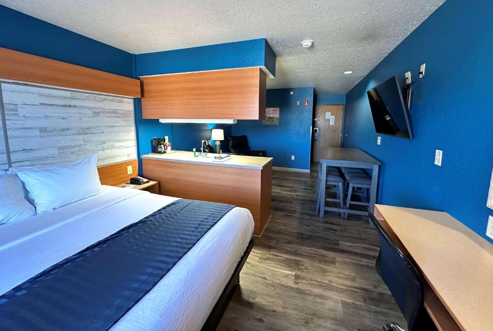 Queen Studio Suite - Non-Smoking interior