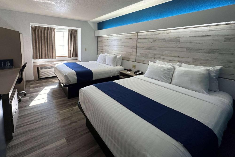 Queen Room with Two Queen Beds - Non-Smoking interior