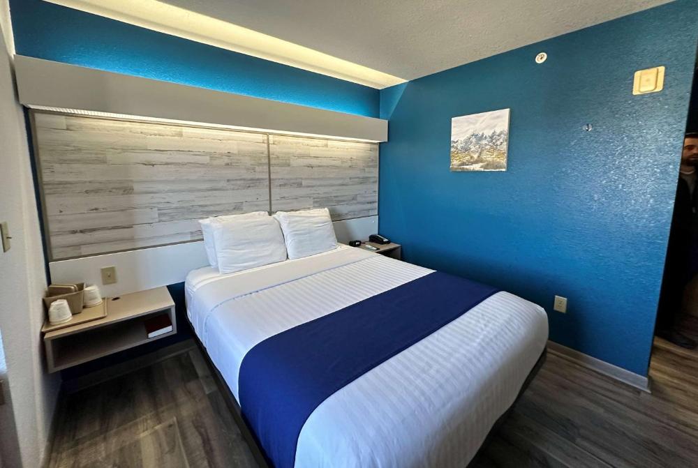 Queen Room - Disability Access/Non-Smoking interior